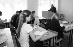 Лекцию студентам читает Олег Александрович Дранов