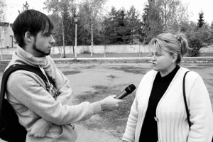 Вадим Афанасьев берет интервью  у депутата ЗС Татьяны Корольковой 